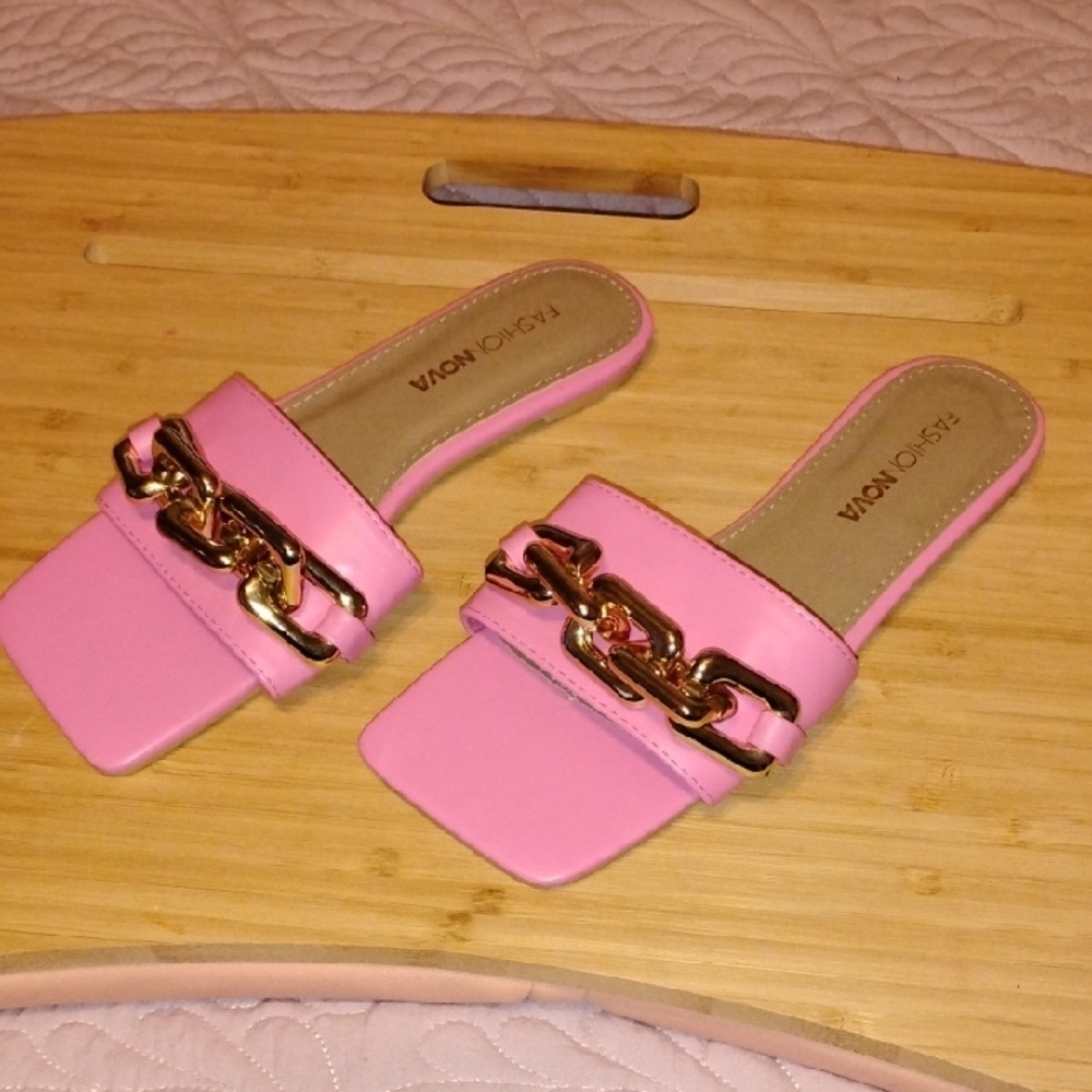Fashion Nova Women's Vionic Pink Sandals with Gold Chain Accent, Size: 6M, New